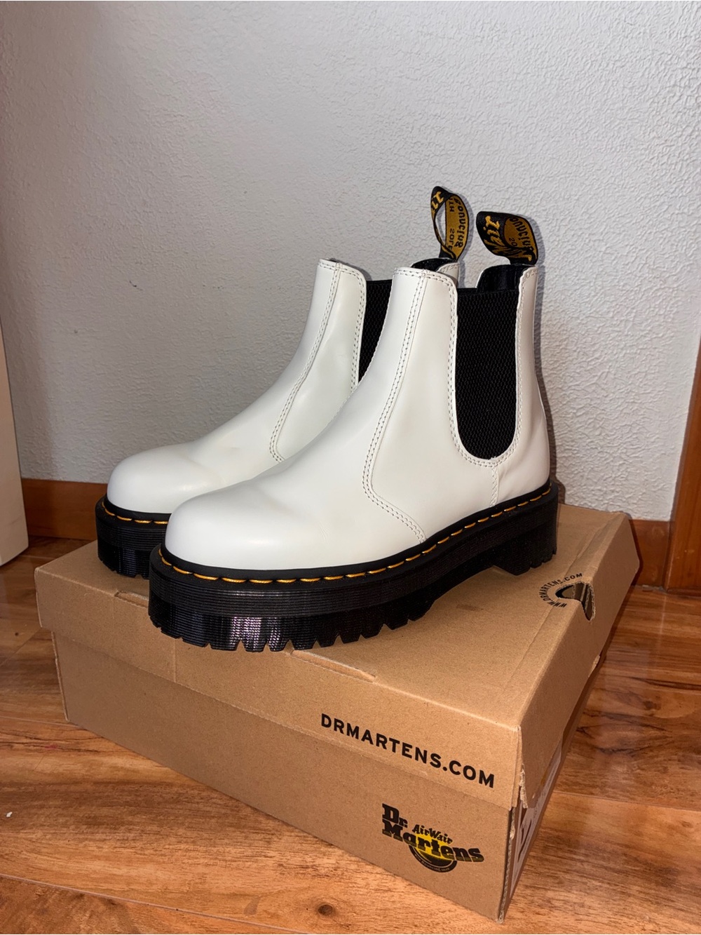 Dr. Martens 2976 White Quad Smooth Leather Platform Chelsea Boots- size 9